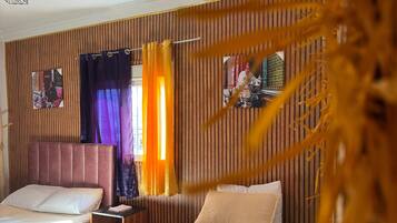 Cortinas blackout, Wi-Fi de cortesia, roupa de cama