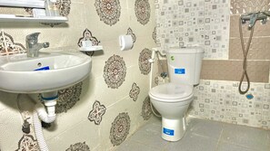 Economy-Doppelzimmer | Badezimmer