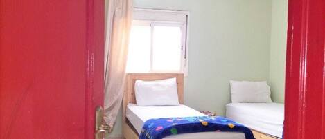 Chambre triple Ă©conomique, 2 chambres, entretien mĂ©nager | Literie de qualitĂ©, rideaux dâobscurcissement, accĂšs au Wi-Fi (inclus)