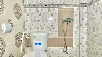 Economy Double Room | Bathroom