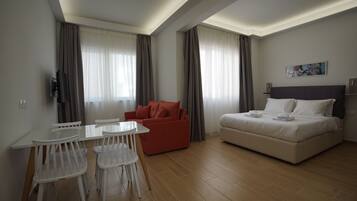 Executive-Studio, 1 Doppelbett und Schlafsofa, Nichtraucher, Klimaanlage | Wohnbereich | 43-Zoll-Fernseher mit Kabelempfang