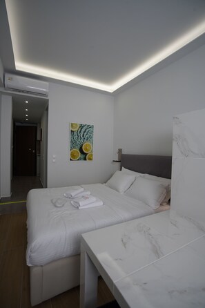 Decoración personalizada, muebles diferentes y cortinas blackout 