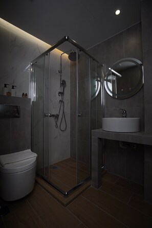Shower, hair dryer, towels, soap - Tip Top Suites (Athens)