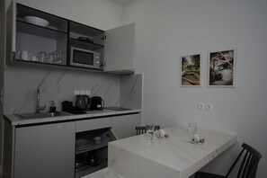 Comfort Studio, 1 Double Bed, Balcony, City View | Private kitchen