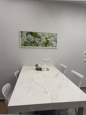 Executive Studio, 1 Double Bed with Sofa bed, Non Smoking, Air conditioning | Dining room