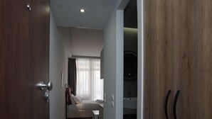 Et hotelværelse med seng, badeværelse og garderobeskab.