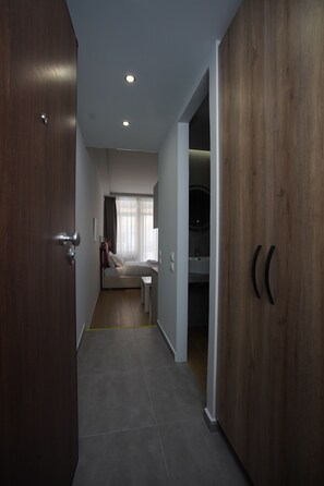 Estudio Confort, 1 cama matrimonial, balcón, vista a la ciudad | Decoración personalizada, muebles diferentes y cortinas blackout 