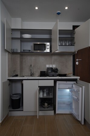 迷你雪櫃、微波爐、爐具、特濃咖啡機