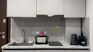 Executive Studio, 1 Double Bed with Sofa bed, Non Smoking, Air conditioning | Private kitchen | Mini-fridge, microwave, stovetop, espresso maker