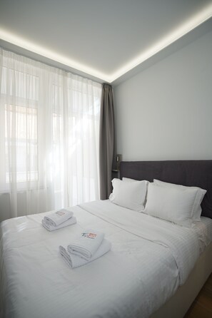 Studio classique, 1 lit double, balcon, vue sur la ville | Décor unique, ameublement unique, rideaux d’obscurcissement