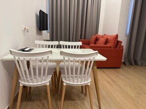 Executive Studio, 1 Double Bed with Sofa bed, Non Smoking, Air conditioning | Dining room