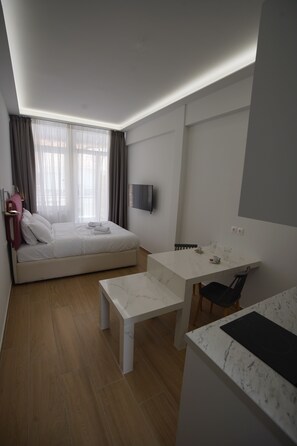 Studio Confort, 1 lit double, balcon, vue sur la ville | Décor unique, ameublement unique, rideaux d’obscurcissement