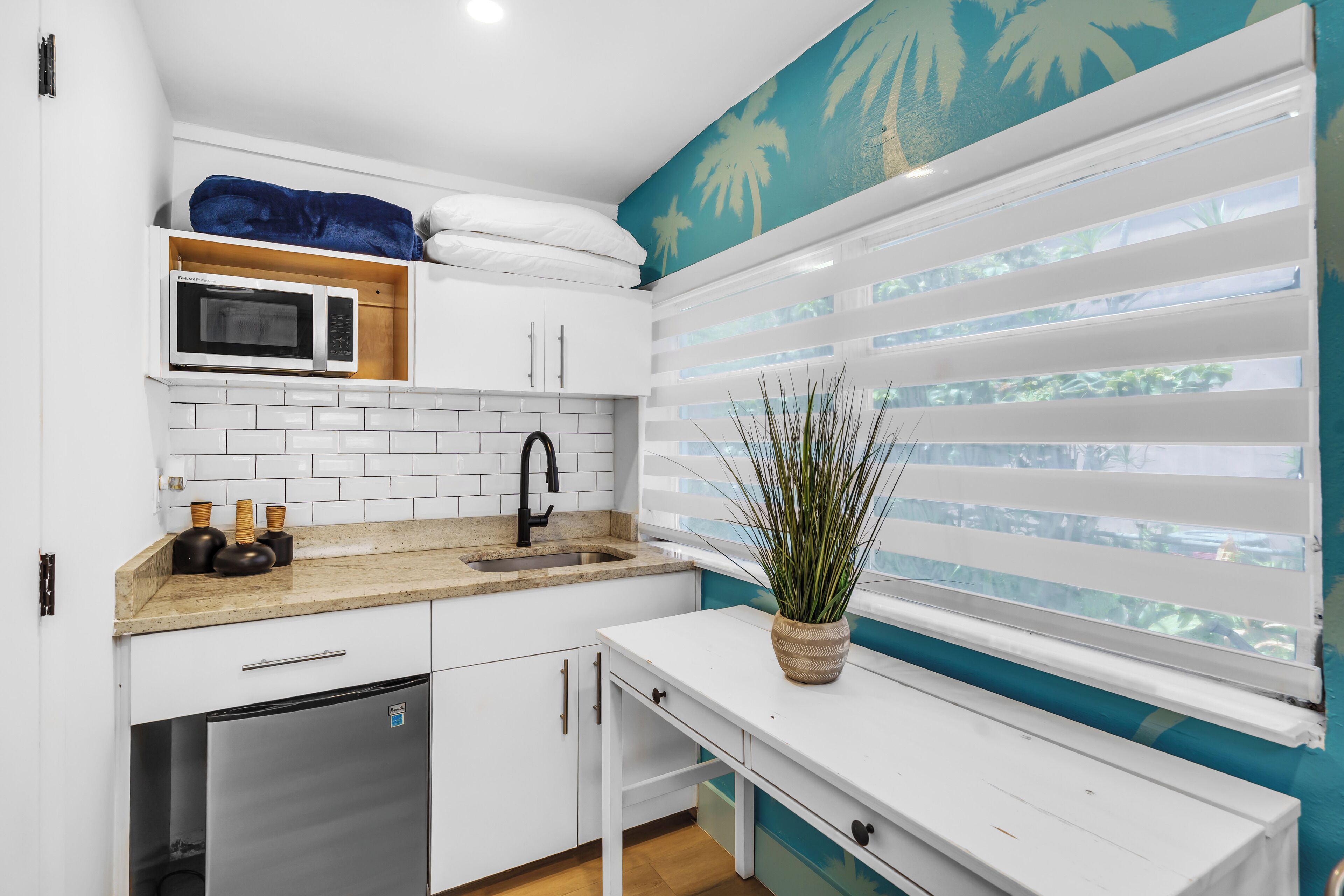 Refrigerador, microondas, horno y parrilla de estufa 