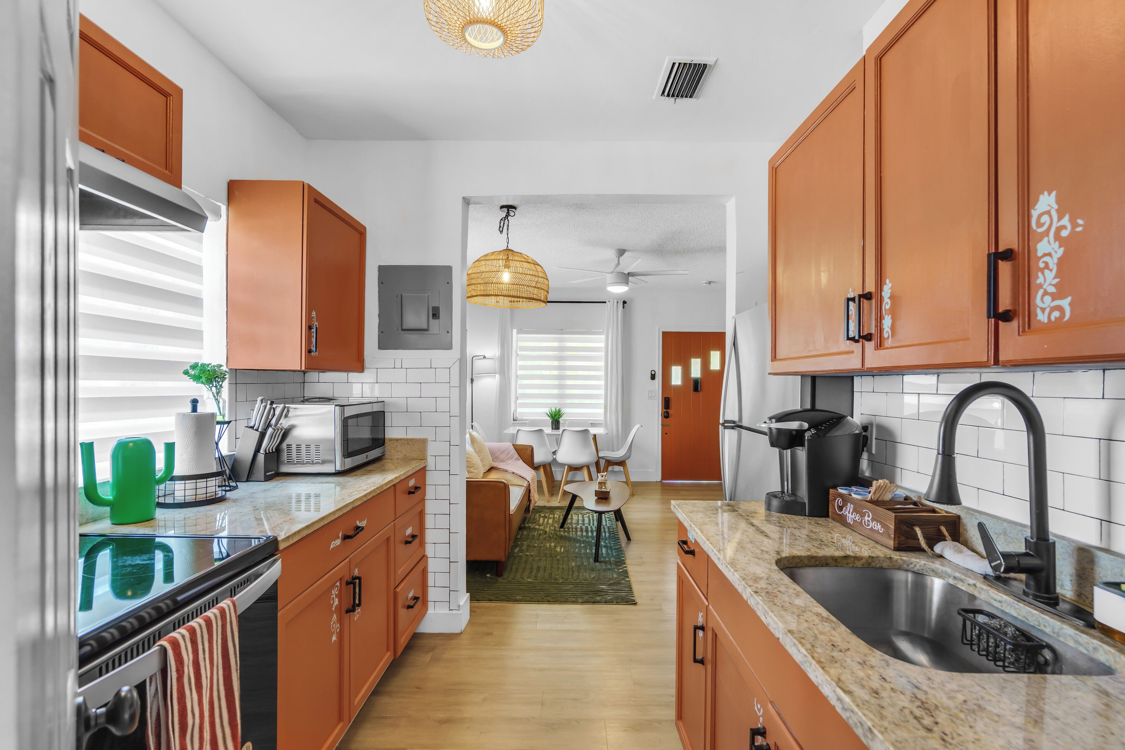 Refrigerador, microondas, horno y parrilla de estufa 