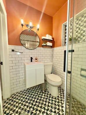 Suihku, hiustenkuivaaja, pyyhkeet, saippua