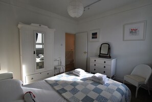 2 bedrooms, iron/ironing board, Internet, bed sheets