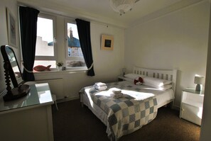 2 chambres, fer et planche à repasser, accès Internet, draps fournis