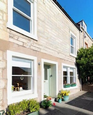 Exterior - Buttercup House- spacious coastal home (Anstruther)
