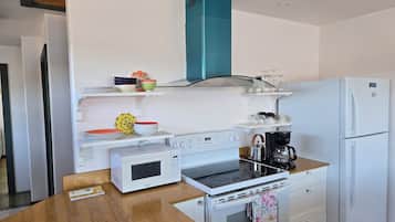 Geladeira, micro-ondas, fogão, cooktop