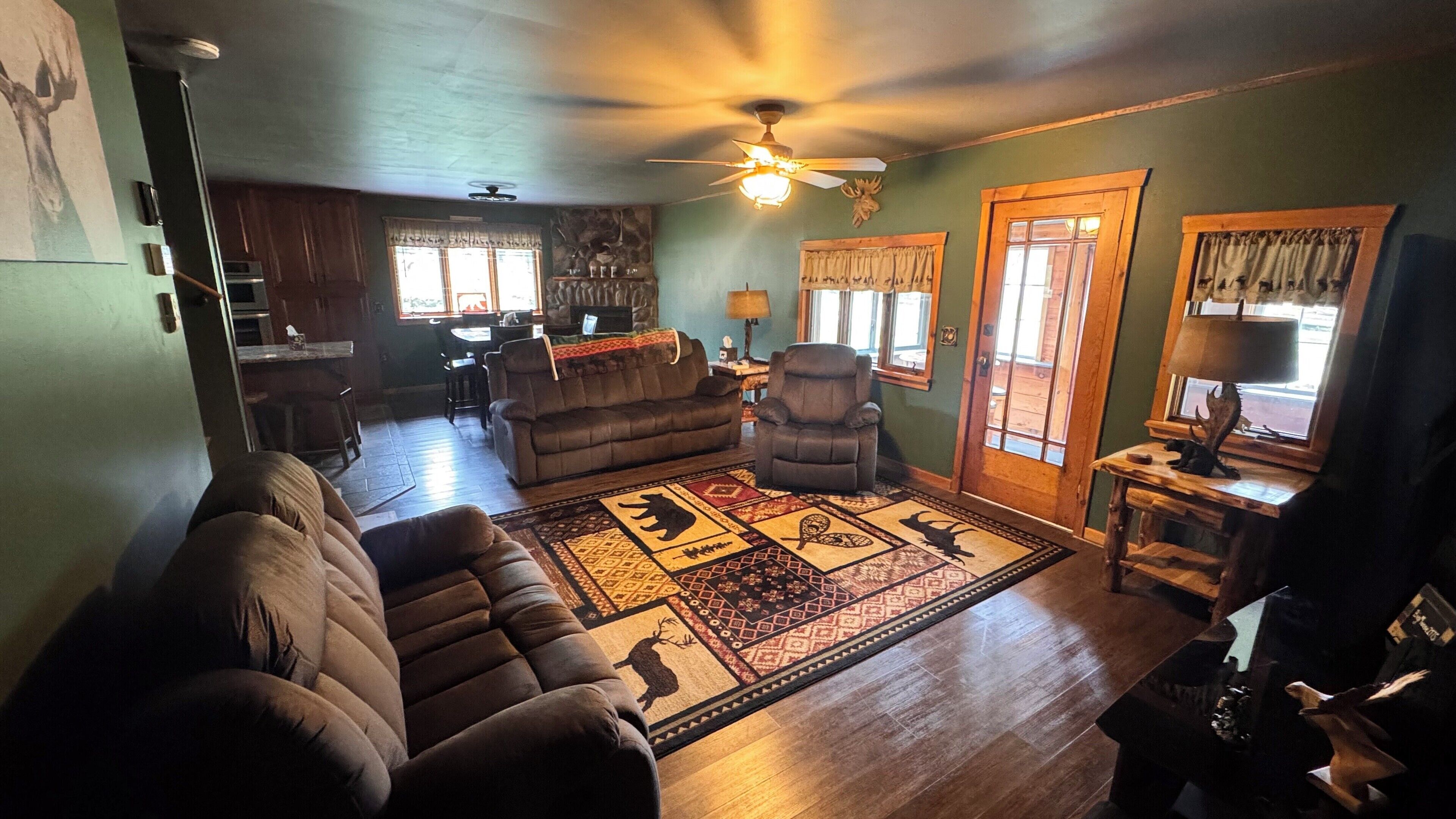 Smart-tv, een open haard en een tafeltennistafel