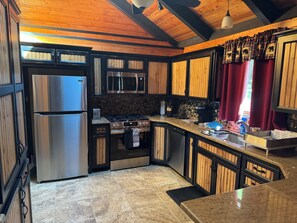 Réfrigérateur, four à micro-ondes, un four, surface de cuisson