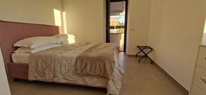 1 habitación, caja de seguridad en la habitación y escritorio 