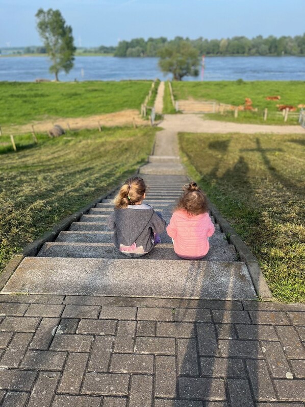 Property grounds - --Niederrhein Kaue-- your cozy vacation apartment directly behind the dike. (Voerde (Niederrhein))