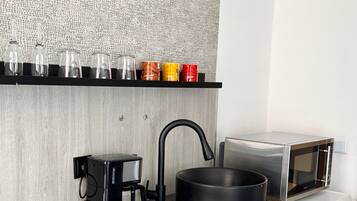 Een koelkast, een magnetron, een oven, een kookplaat