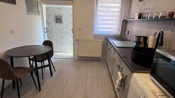 Een koelkast, een magnetron, een oven, een kookplaat