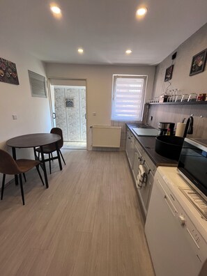 Fridge, microwave, oven, stovetop - --Niederrhein Kaue-- your cozy vacation apartment directly behind the dike. (Voerde (Niederrhein))