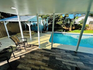 Outdoor pool, a heated pool - Beautiful Home Game Room + Guest House + Heat Pool & Jacuzzi Vero beach RENT88 (Vero Beach)