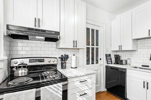 Private kitchen - Charming 2-bedroom apartment in dowtown Decatur/ 20 min from downtown ATL (Decatur)