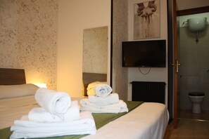 Appartement Confort, 2 chambres | Espace de travail pour ordinateur portable, fer et planche Ă repasser