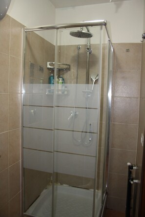 Comfort Apartment, 2 Bedrooms | Bathroom | Free toiletries, hair dryer, towels, soap - Apiro 11 Apartment (Rome)