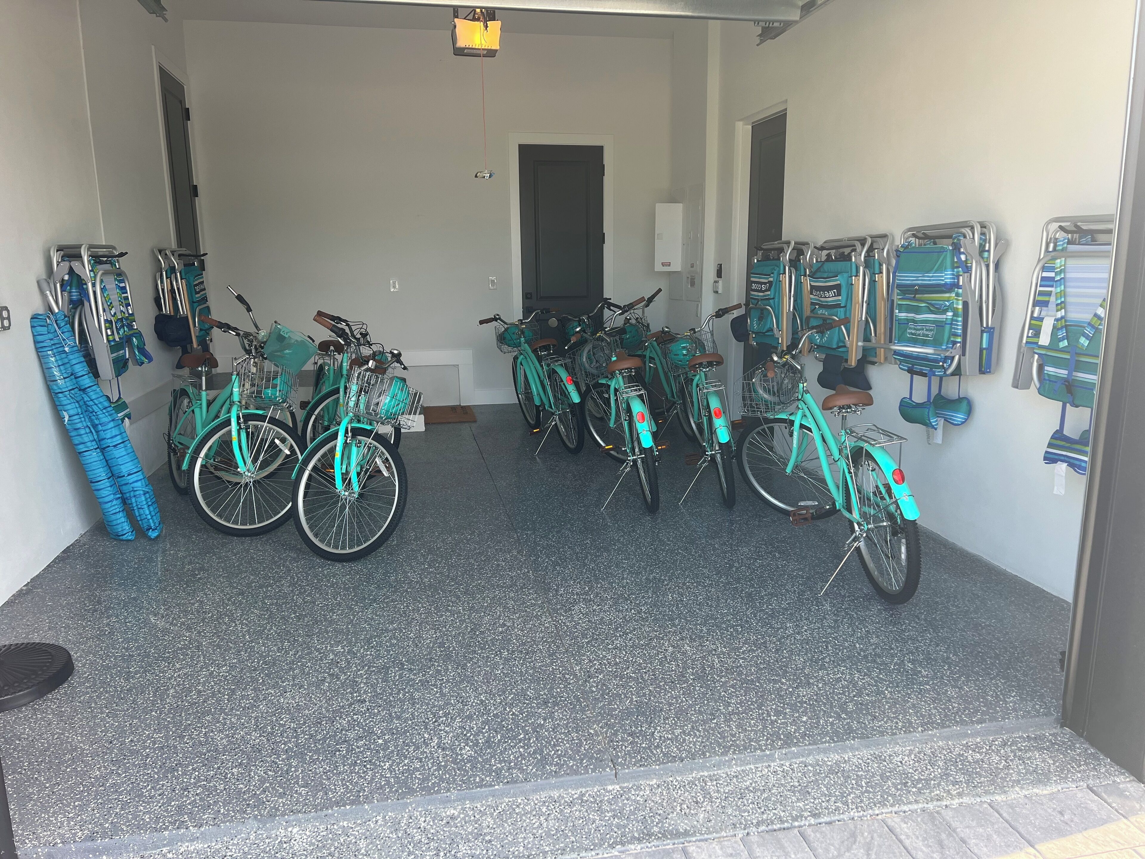 Un garaje con varias bicicletas estacionadas adentro.