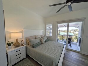 5 soverom, skrivebord, strykejern/-brett og reiseseng for barn