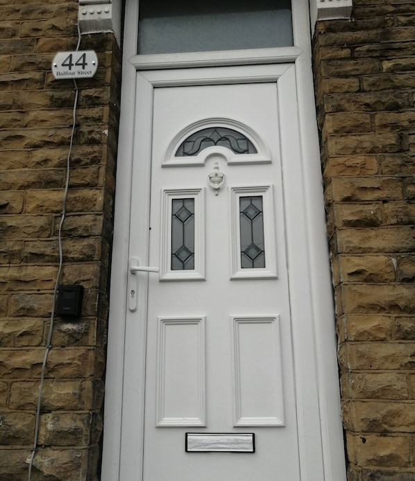 A white door with a number plate reading '44 Balfour Street,' a small window with a decorative top, and a mail slot below. - Room-charming Bradford Room to Rent With (Bradford)