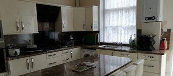 Room-charming Bradford Room to Rent With