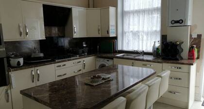 Room-charming Bradford Room to Rent With
