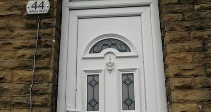 Room-charming Bradford Room to Rent With