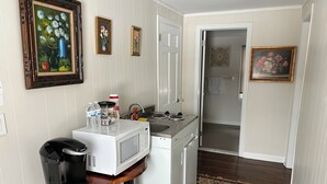 Private kitchen - 2BR, 2 King beds, 1 BA, and Kitchenette in Lakeside Home in Greenwich. (Greenwich)