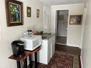 Kühlschrank, Mikrowelle, Herdplatte, Wasserkocher mit Kaffee-/Teezubehör