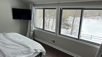 2 makuuhuonetta, työpöytä, ilmainen Wi-Fi, vuodevaatteet