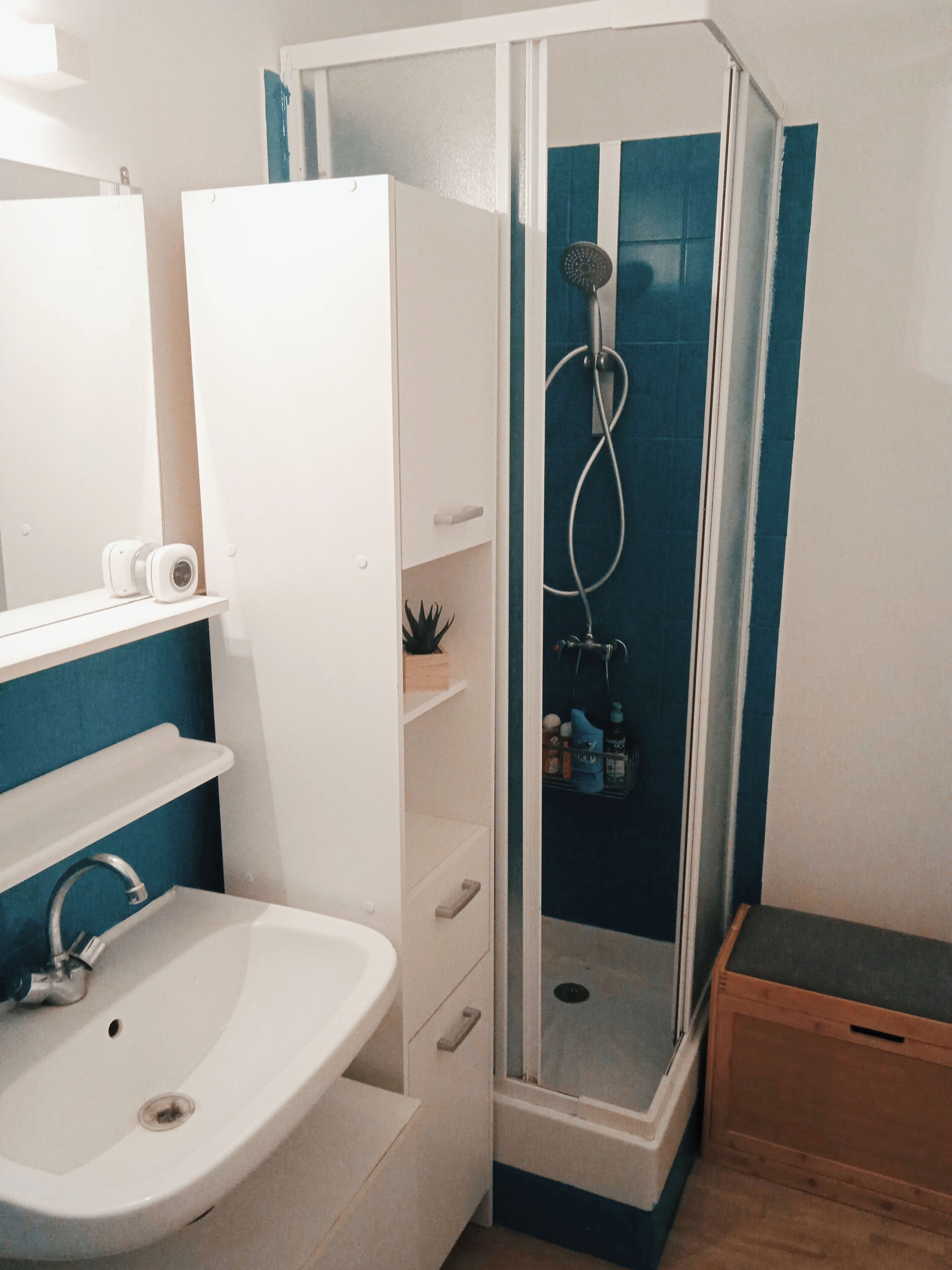 Een douche, een haardroger, handdoeken, zeep