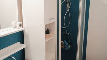 Een douche, een haardroger, handdoeken, zeep