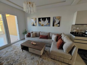 Căn hộ, 2 phòng ngủ, hiên, quang cảnh vườn | Phòng khách