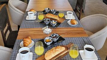 Free daily buffet breakfast