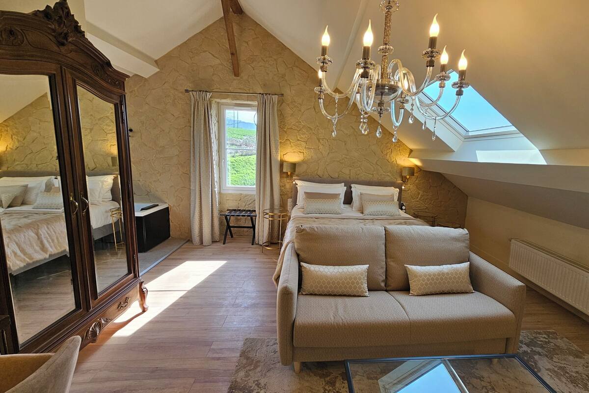 Deluxe Double Room, Vineyard View | Desk, laptop workspace, soundproofing, WiFi (free)