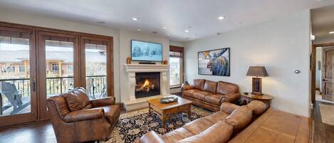 Smart TV, fireplace