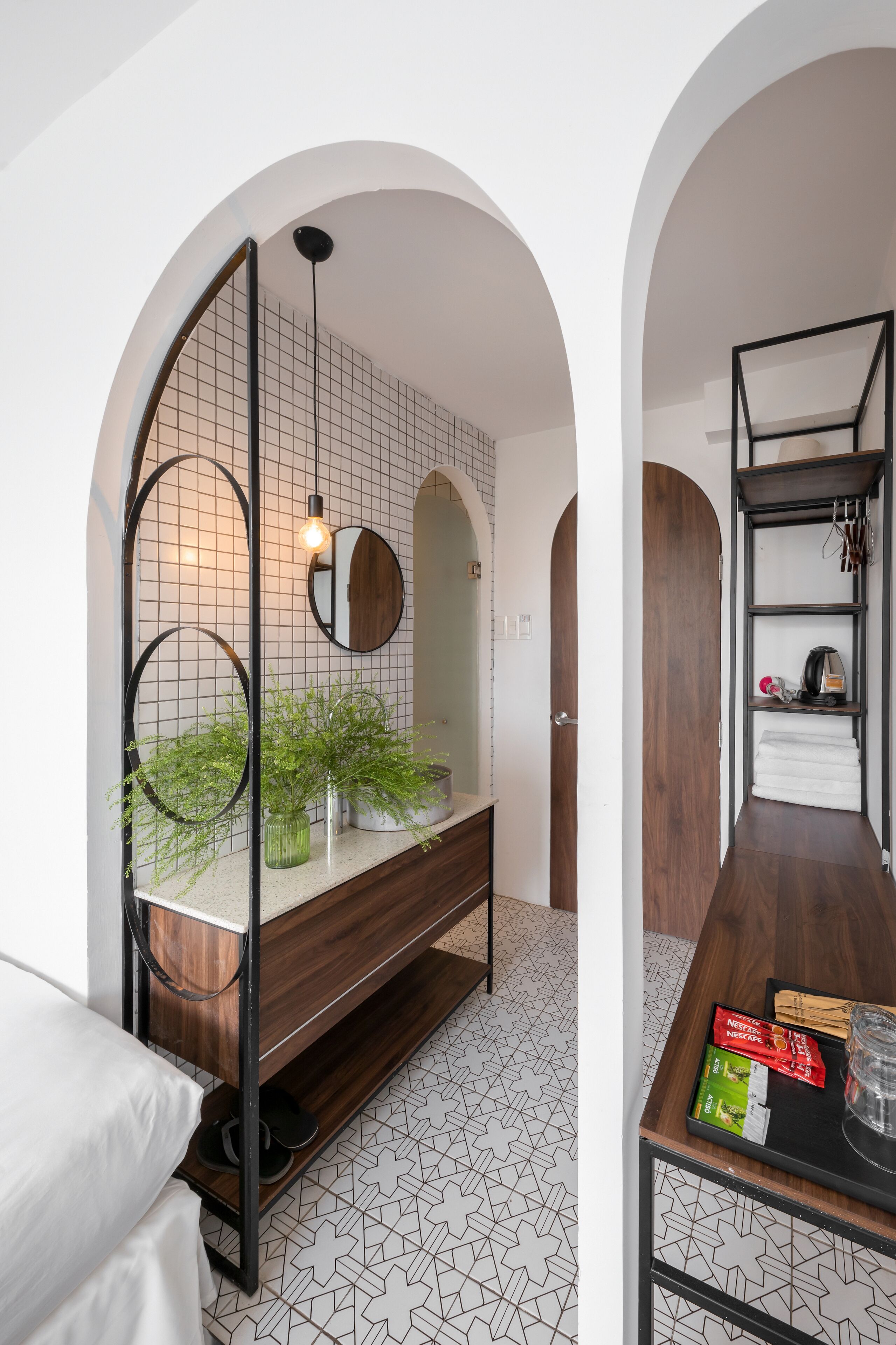 Ein modernes Badezimmer mit einem Holzkosmetikschrank, einem Spiegel und einem Handtuchhalter.